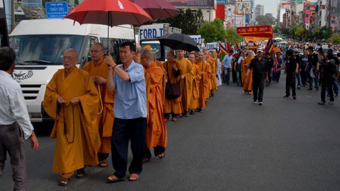 Hàng ngàn người tới đưa tiễn gia đình ông “Phương khói lửa” - ảnh 6