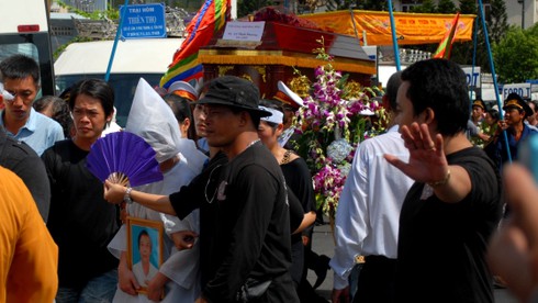 Hàng ngàn người tới đưa tiễn gia đình ông “Phương khói lửa” - ảnh 8