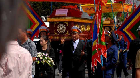 Hàng ngàn người tới đưa tiễn gia đình ông “Phương khói lửa” - ảnh 9