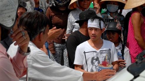 Hàng ngàn người tới đưa tiễn gia đình ông “Phương khói lửa” - ảnh 10