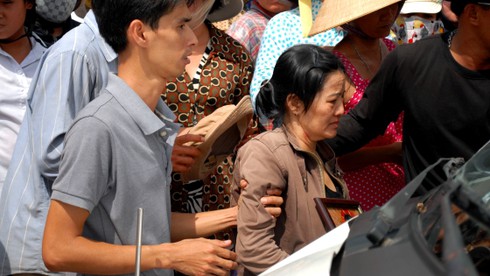 Hàng ngàn người tới đưa tiễn gia đình ông “Phương khói lửa” - ảnh 11