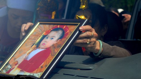 Hàng ngàn người tới đưa tiễn gia đình ông “Phương khói lửa” - ảnh 12