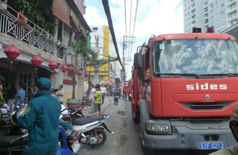 Nhà hàng phát hỏa, thực khách nháo nhào bỏ chạy - ảnh 2
