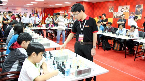 Lê Quang Liêm sẽ thi đấu cùng lúc với 20 người hâm mộ - ảnh 1