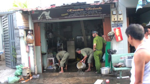 Cứu cụ già và bé gái khỏi đám cháy lớn - ảnh 1