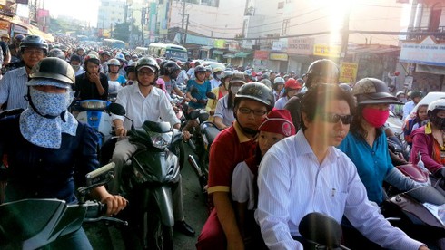 Tắc nghẹt vì cầu độc đạo chậm tiến độ - ảnh 1