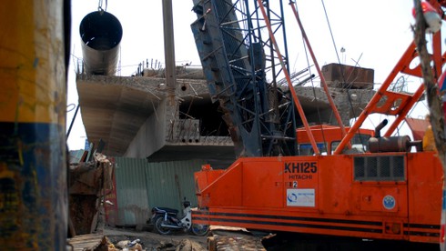 Tắc nghẹt vì cầu độc đạo chậm tiến độ - ảnh 2