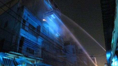 Cháy nhà trong chợ Bà Chiểu - ảnh 1