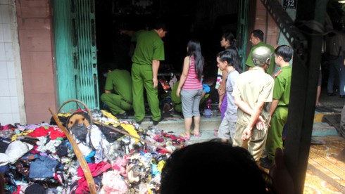 Cháy nhà trong chợ Bà Chiểu - ảnh 2