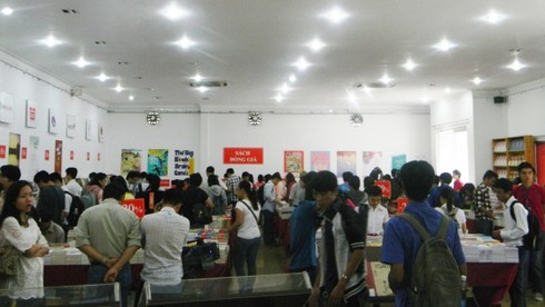 Tưng bừng hội sách 2013 - ảnh 1