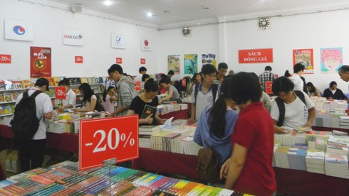 Tưng bừng hội sách 2013 - ảnh 2