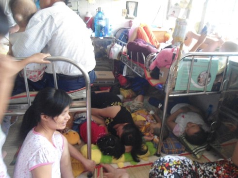 Nắng nóng, xót xa bệnh nhân chen chúc gầm giường - ảnh 1