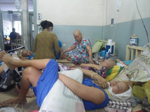Nắng nóng, xót xa bệnh nhân chen chúc gầm giường - ảnh 2