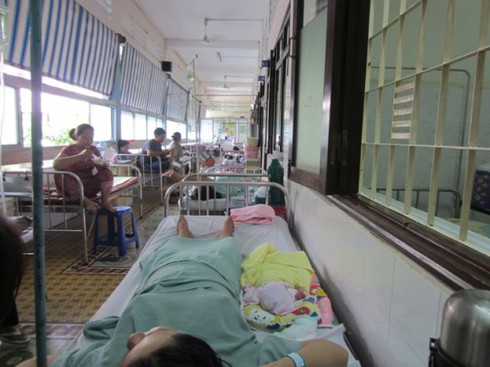 Nắng nóng, xót xa bệnh nhân chen chúc gầm giường - ảnh 4