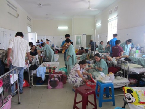 Nắng nóng, xót xa bệnh nhân chen chúc gầm giường - ảnh 3