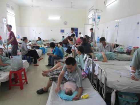 Nắng nóng, xót xa bệnh nhân chen chúc gầm giường - ảnh 6