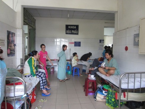 Nắng nóng, xót xa bệnh nhân chen chúc gầm giường - ảnh 5