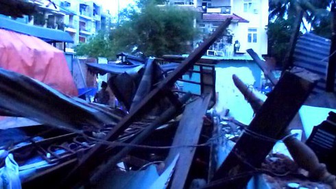 Ngang nhiên dùng máy xúc phá sập nhà dân - ảnh 2