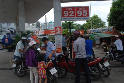 TP.HCM: Dân lo xăng giảm để rồi tăng mạnh hơn - ảnh 1