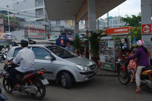 TP.HCM: Dân lo xăng giảm để rồi tăng mạnh hơn - ảnh 2
