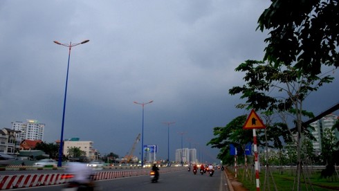 Sài Gòn mát rượi sau cơn mưa giải nhiệt - ảnh 1