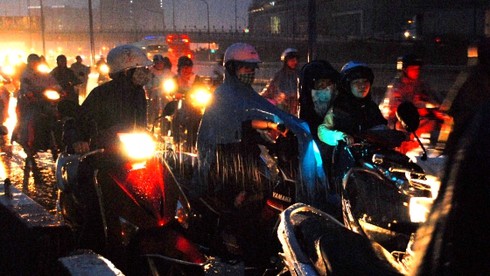 Sài Gòn mát rượi sau cơn mưa giải nhiệt - ảnh 4