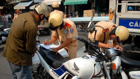 Cảnh sát giao thông sờ gáy: Phân bua