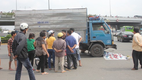 Xe tải mất thắng, 4 người thương vong - ảnh 1