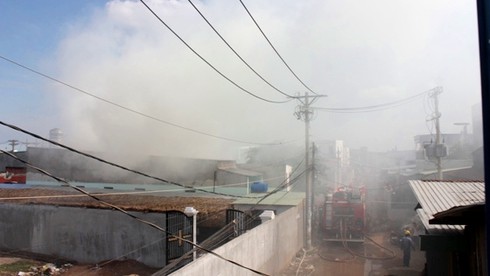 TP.HCM: Cháy lớn tại kho chứa nệm mút - ảnh 2