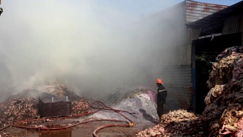 TP.HCM: Cháy lớn tại kho chứa nệm mút - ảnh 5