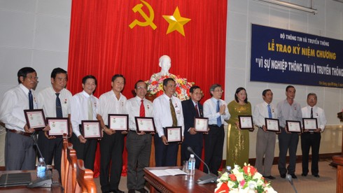 Trao kỷ niệm chương “Vì sự nghiệp thông tin và truyền thông” - ảnh 2