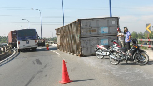 Hoảng hồn vì thùng container bất ngờ rơi trên cầu vượt - ảnh 1