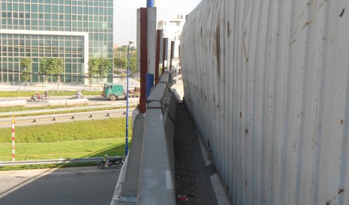 Hoảng hồn vì thùng container bất ngờ rơi trên cầu vượt - ảnh 2