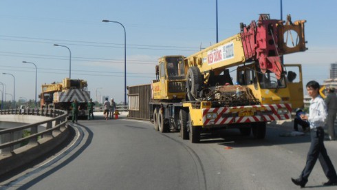 Hoảng hồn vì thùng container bất ngờ rơi trên cầu vượt - ảnh 3
