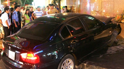 Nhân viên bảo vệ lái BMW gây tai nạn - ảnh 1