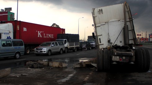 Xe container tông dải phân cách, văng trúng ô tô ngược chiều - ảnh 2