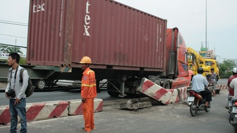 Container hất tung 10m dải phân cách - ảnh 3