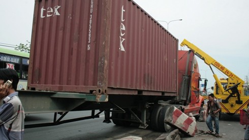 Container hất tung 10m dải phân cách - ảnh 4