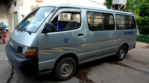 Bỏ mặc bạn, tài xế lái xe trốn khỏi chốt kiểm dịch - ảnh 1