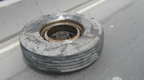 Tai nạn nghiêm trọng trên cầu vượt, xe biển tứ quý bị bẹp đầu - ảnh 7