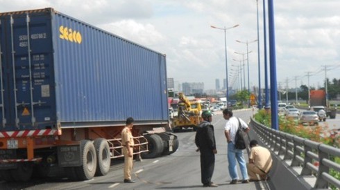 Tai nạn nghiêm trọng trên cầu vượt, xe biển tứ quý bị bẹp đầu - ảnh 3