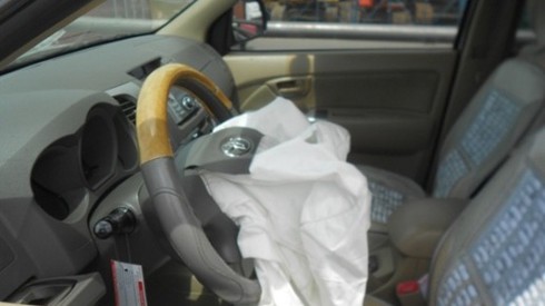 Tai nạn nghiêm trọng trên cầu vượt, xe biển tứ quý bị bẹp đầu - ảnh 6