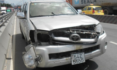 Tai nạn nghiêm trọng trên cầu vượt, xe biển tứ quý bị bẹp đầu - ảnh 5