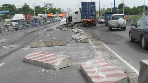 Tai nạn nghiêm trọng trên cầu vượt, xe biển tứ quý bị bẹp đầu - ảnh 2