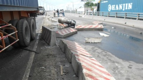 Tai nạn nghiêm trọng trên cầu vượt, xe biển tứ quý bị bẹp đầu - ảnh 4