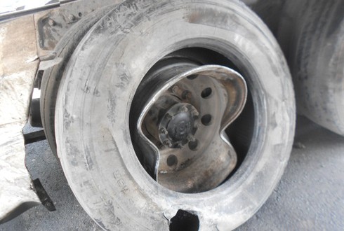 Tai nạn nghiêm trọng trên cầu vượt, xe biển tứ quý bị bẹp đầu - ảnh 1