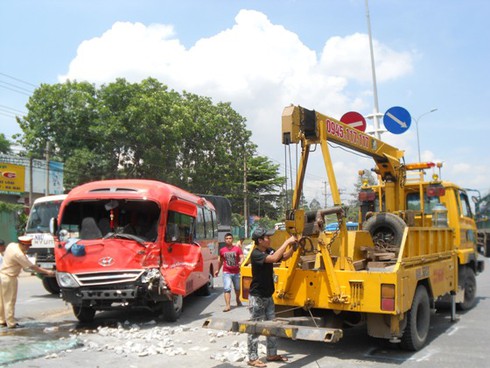Tai nạn liên hoàn, xe khách bẹp dúm đầu - ảnh 3
