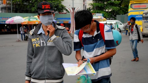 Mưa nắng bất chợt đón sĩ tử tại Sài Gòn - ảnh 2