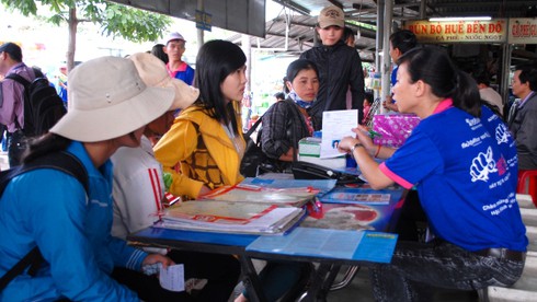 Mưa nắng bất chợt đón sĩ tử tại Sài Gòn - ảnh 9