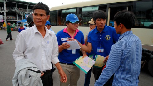 Mưa nắng bất chợt đón sĩ tử tại Sài Gòn - ảnh 7